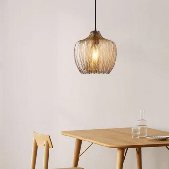 Moderne glazen hanglamp met Scandinavisch design voor sfeervolle verlichting