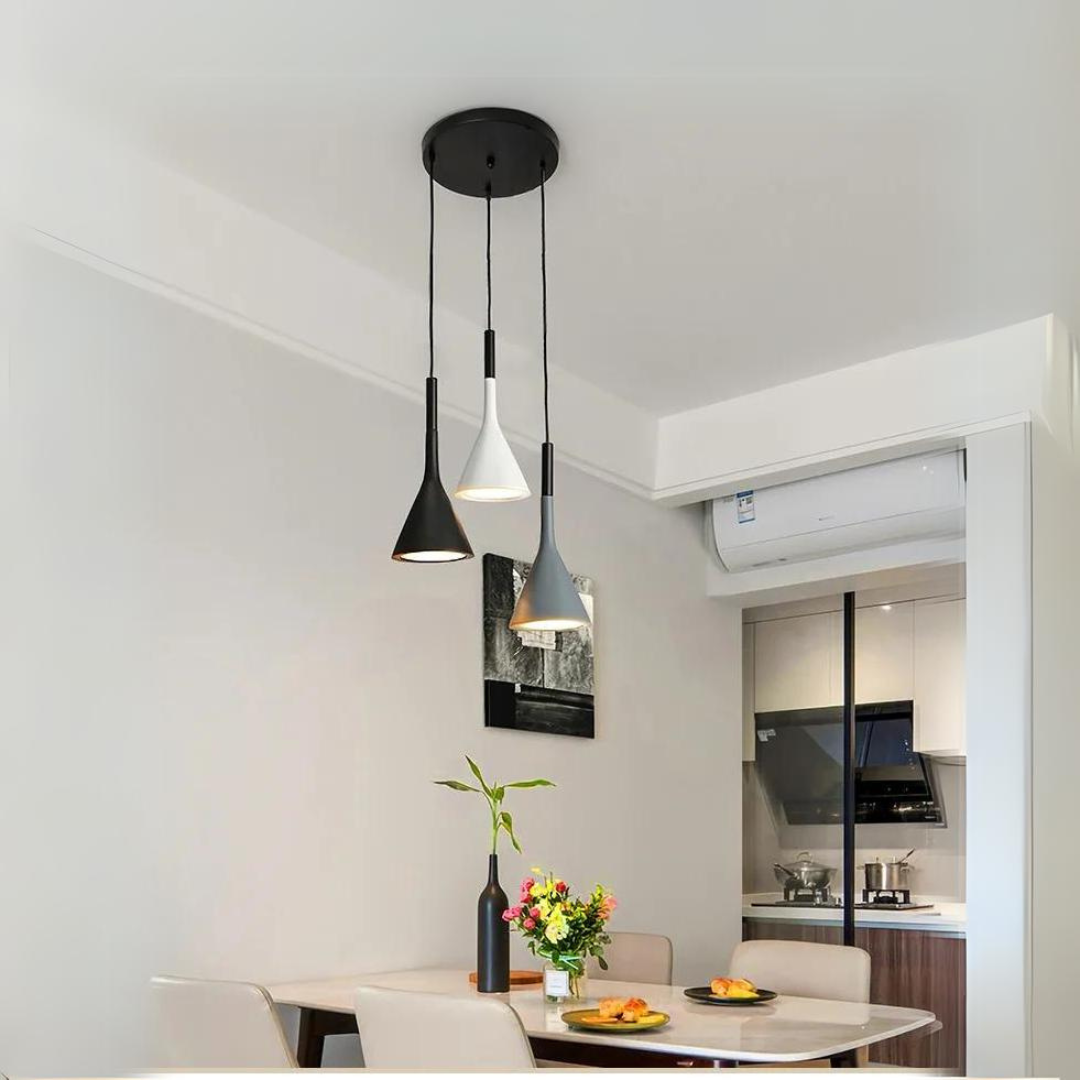 Elegante driehoekige hanglampen met modern design en warme verlichting