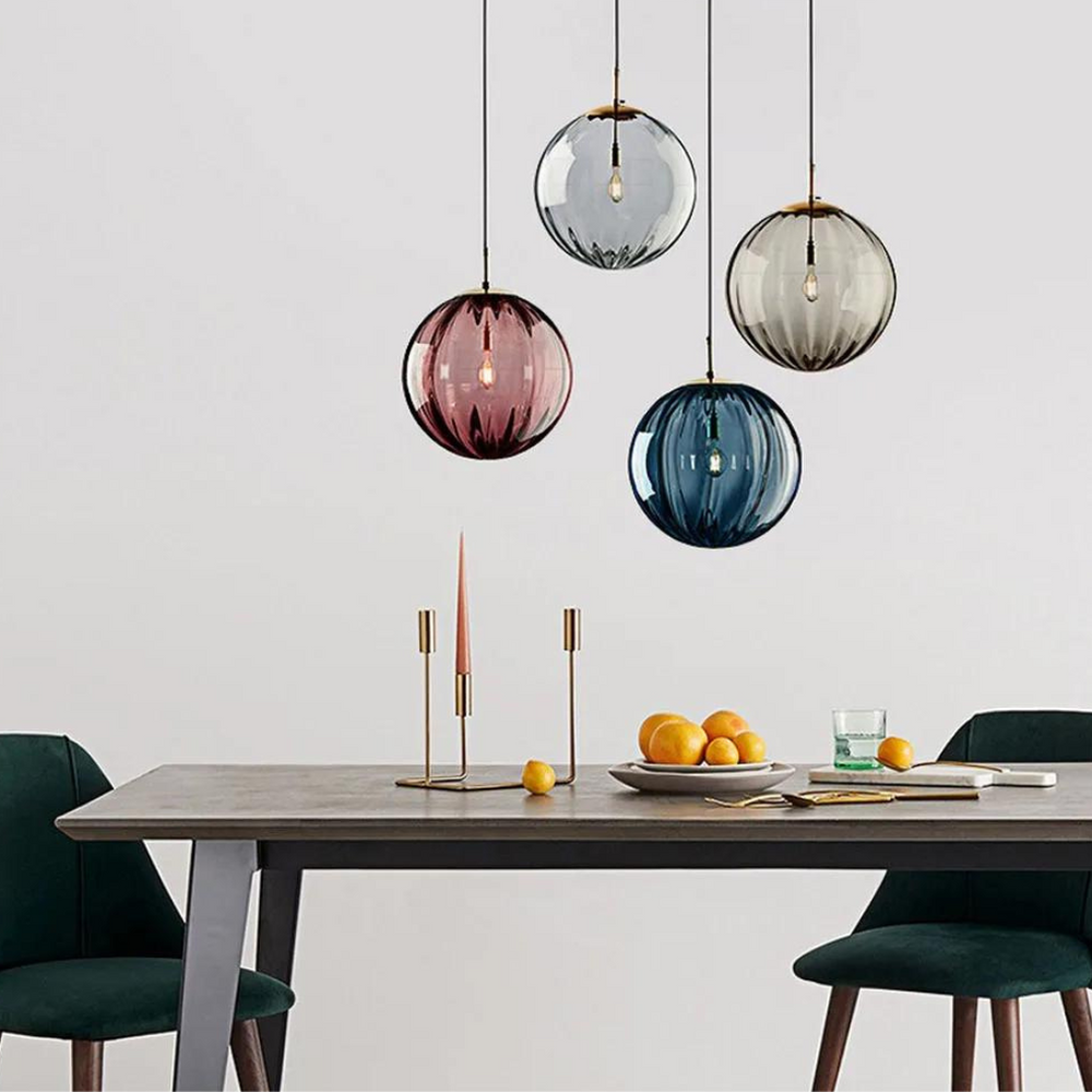 Elegante glazen bol hanglamp met sfeervolle verlichting