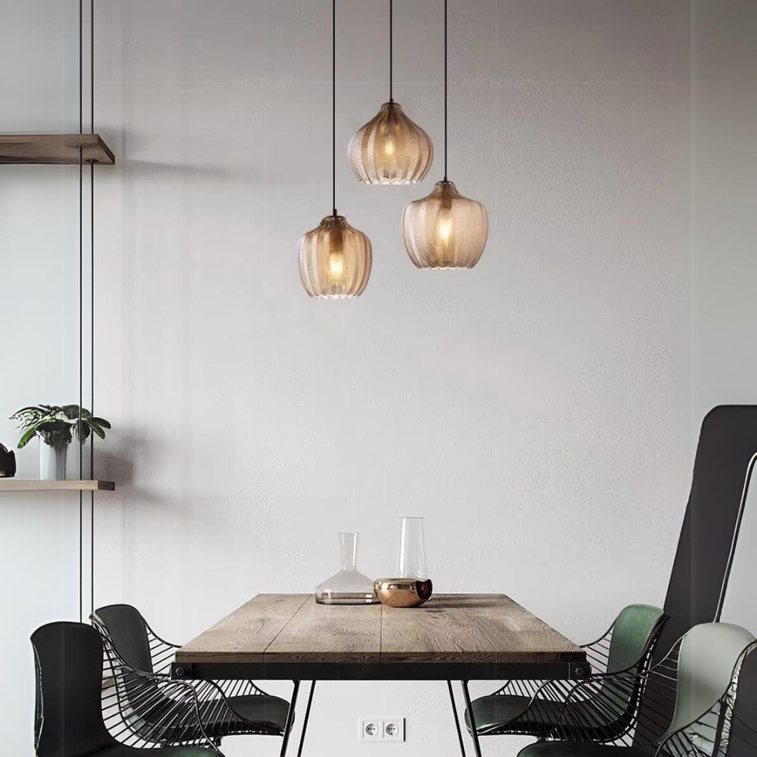 Moderne glazen hanglamp met Scandinavisch design voor sfeervolle verlichting