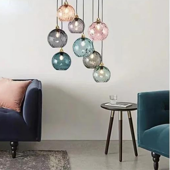 Elegante glazen bol hanglamp met sfeervolle verlichting