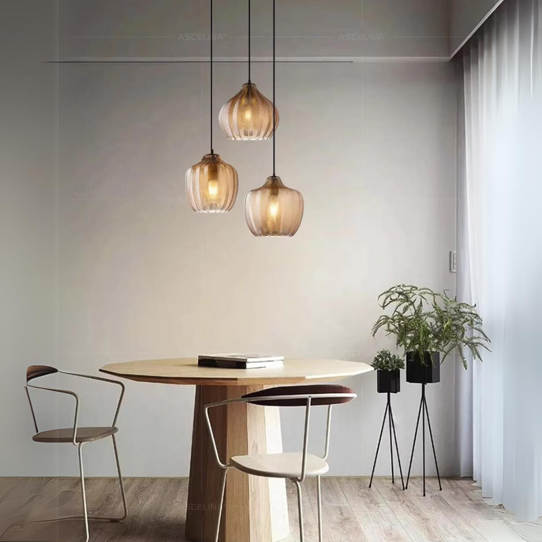 Moderne glazen hanglamp met Scandinavisch design voor sfeervolle verlichting