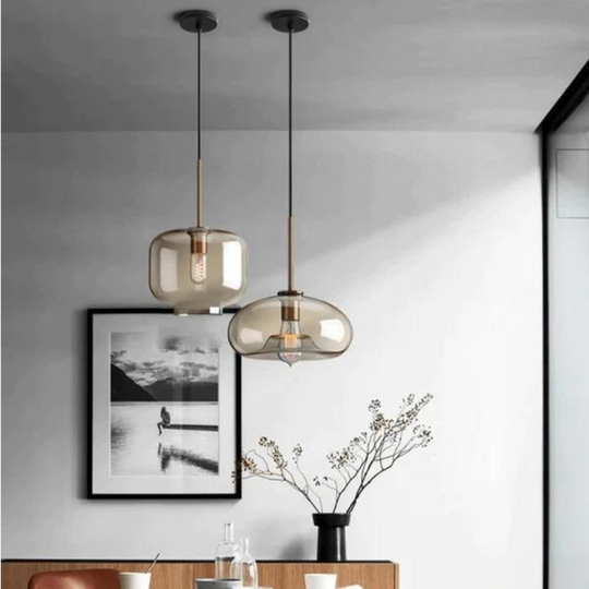 Moderne hanglamp van messing en glas met minimalistisch design