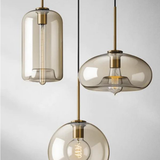 Moderne hanglamp van messing en glas met minimalistisch design