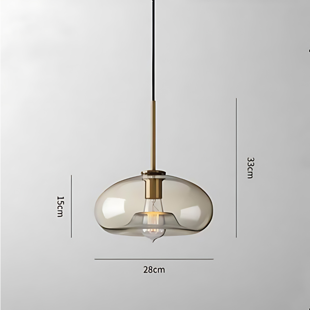 Moderne hanglamp van messing en glas met minimalistisch design