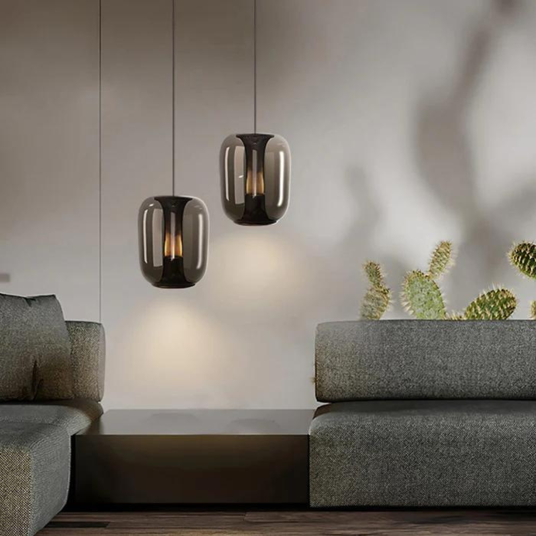 Moderne glazen hanglamp met sfeervolle verlichting