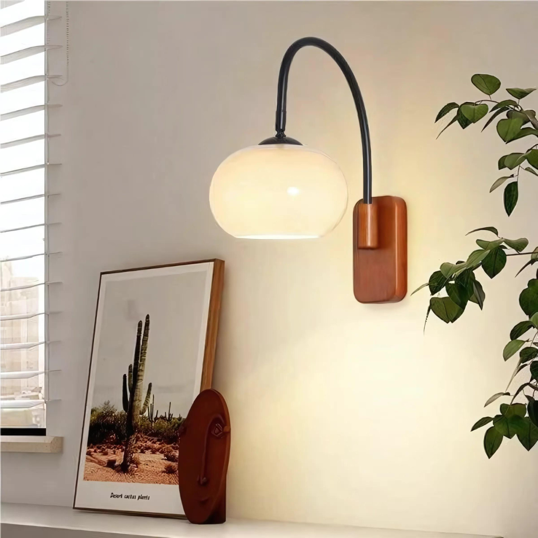 Moderne wandlamp met draaibaar glazen kap voor sfeervolle verlichting