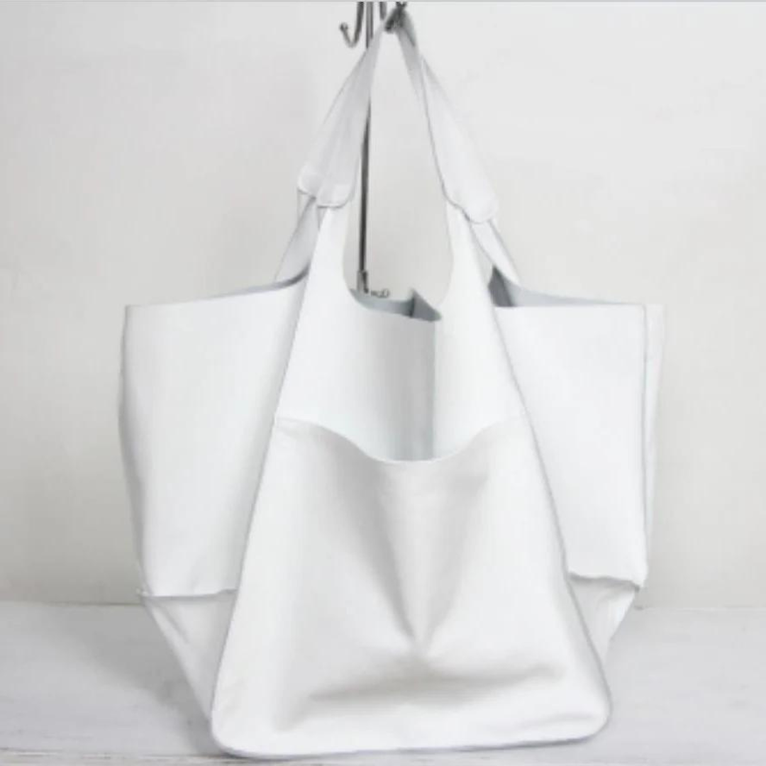 Ruime Leren Tote Bag met Elegant Design en Veilige Sluiting