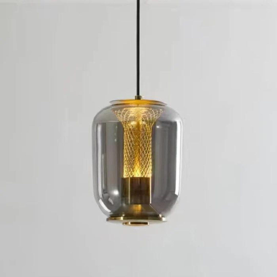 Moderne glazen hanglamp met sfeervolle verlichting