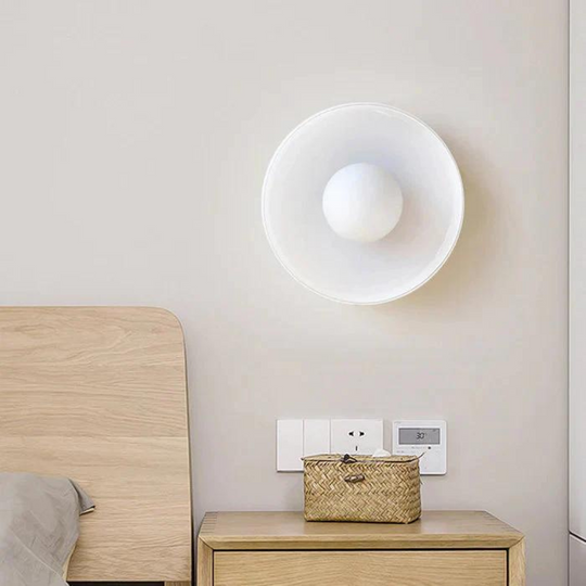 Moderne ronde plafondlamp met slank design en praktische functies