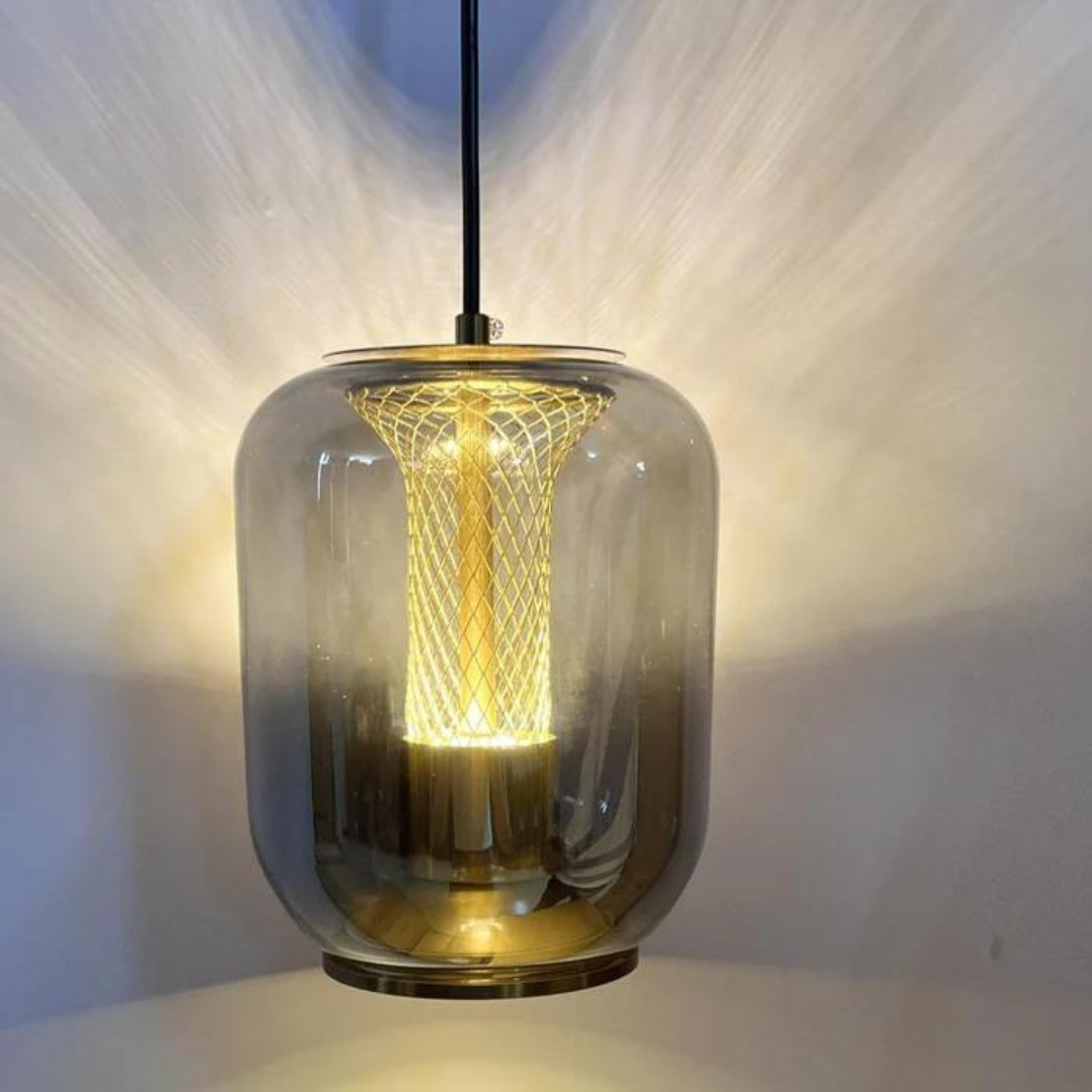 Moderne glazen hanglamp met sfeervolle verlichting