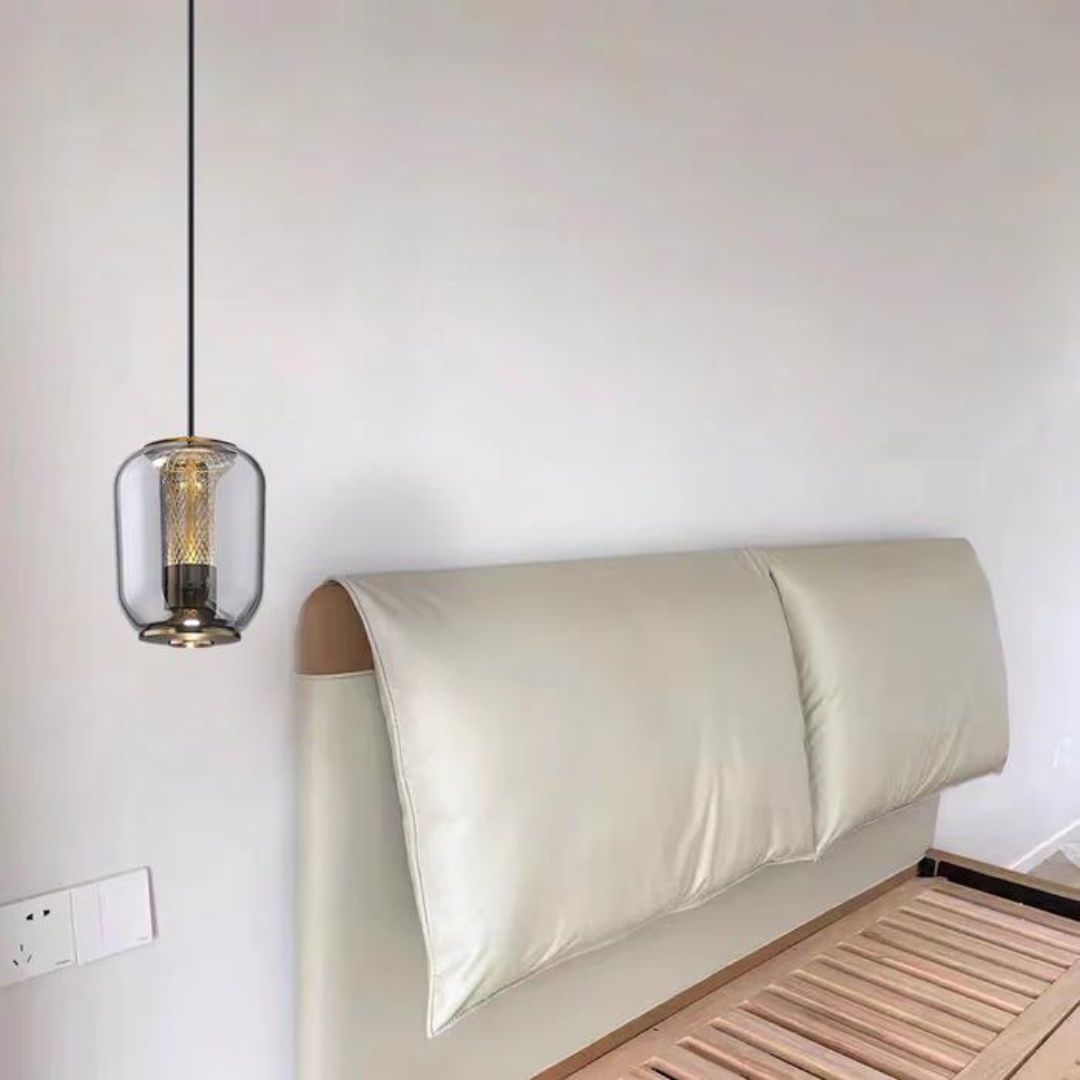 Moderne glazen hanglamp met sfeervolle verlichting