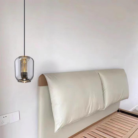 Moderne glazen hanglamp met sfeervolle verlichting