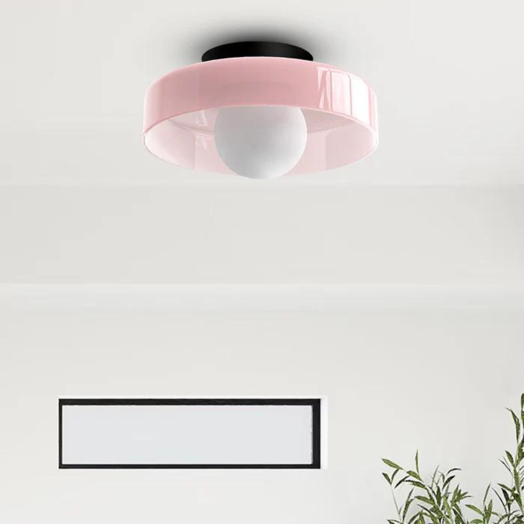 Moderne ronde plafondlamp met slank design en praktische functies