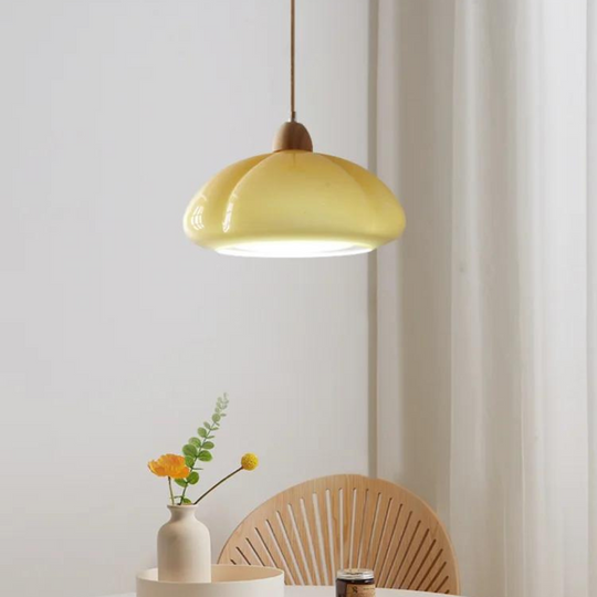 Retro hanglamp met pompoenvormige glazen kap en houten voet