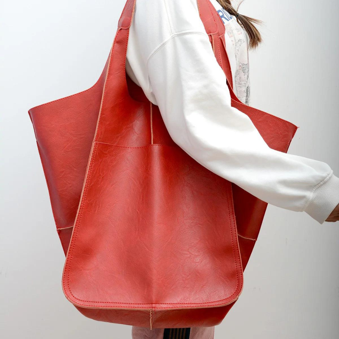 Ruime Leren Tote Bag met Elegant Design en Veilige Sluiting