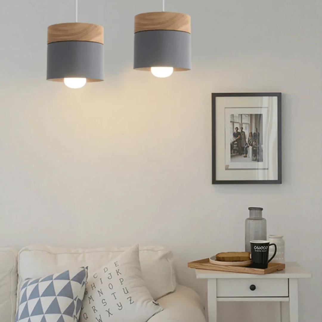 Moderne plafondlamp in hout en metaal met opvallend design