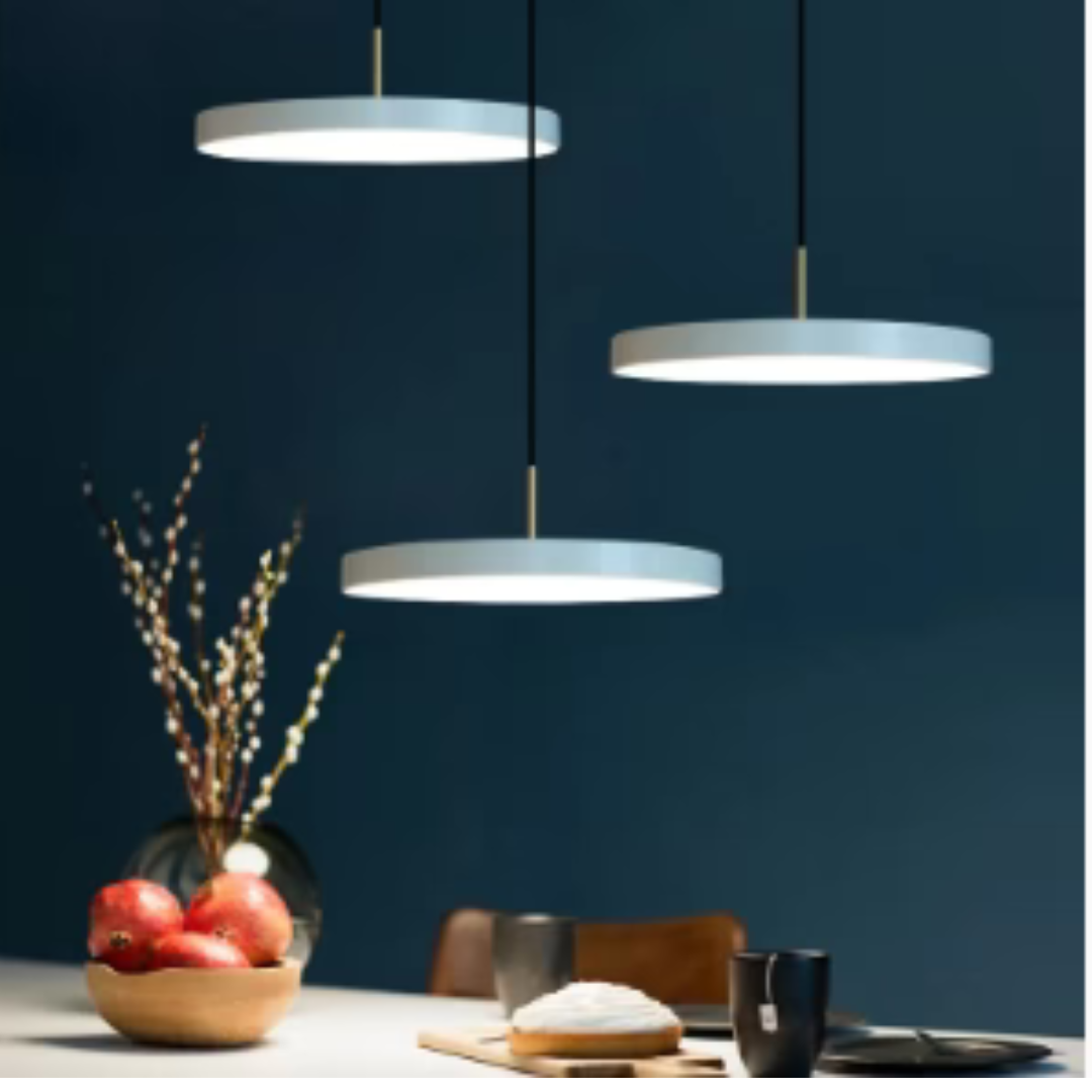 Scandinavische hanglamp met minimalistisch design en warme verlichting