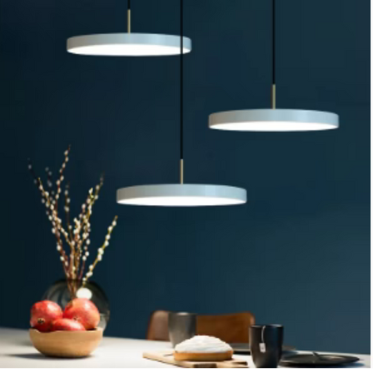 Scandinavische hanglamp met minimalistisch design en warme verlichting