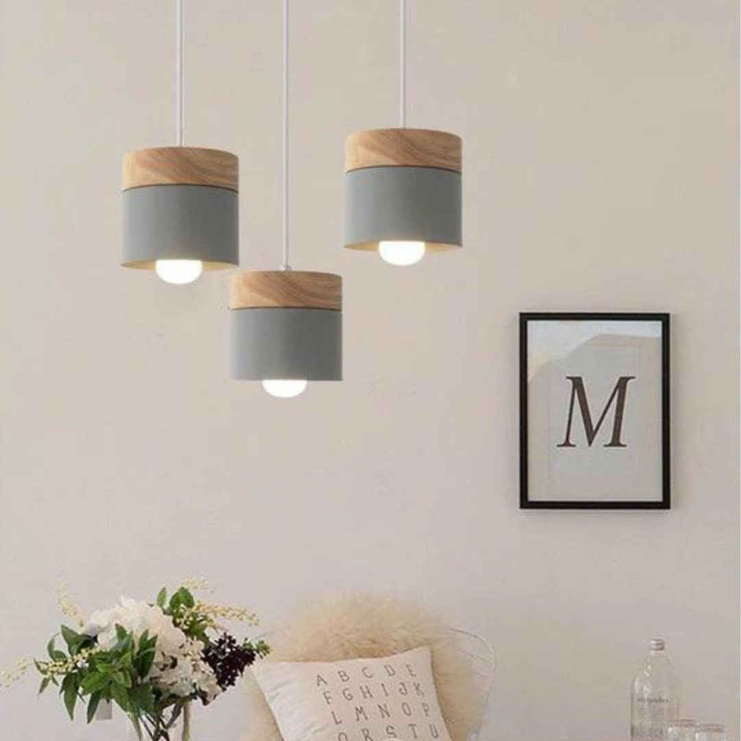 Moderne plafondlamp in hout en metaal met opvallend design