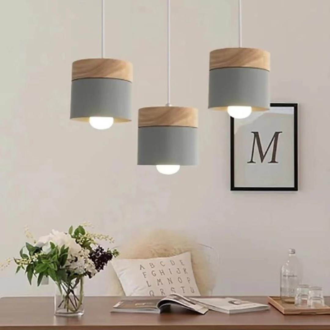 Moderne plafondlamp in hout en metaal met opvallend design