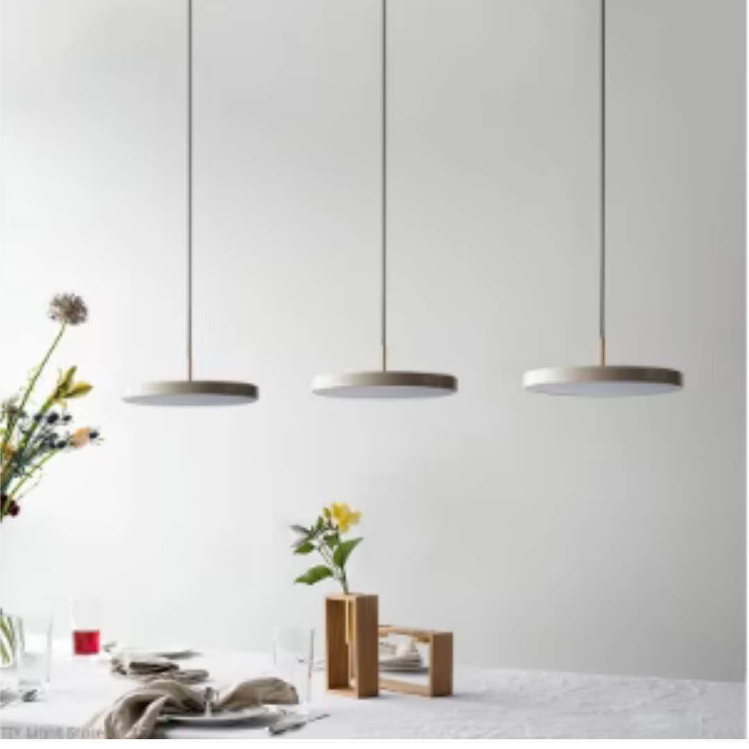 Scandinavische hanglamp met minimalistisch design en warme verlichting