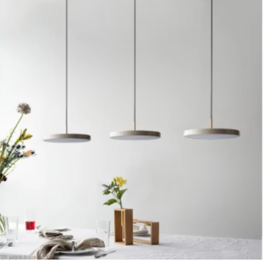 Scandinavische hanglamp met minimalistisch design en warme verlichting