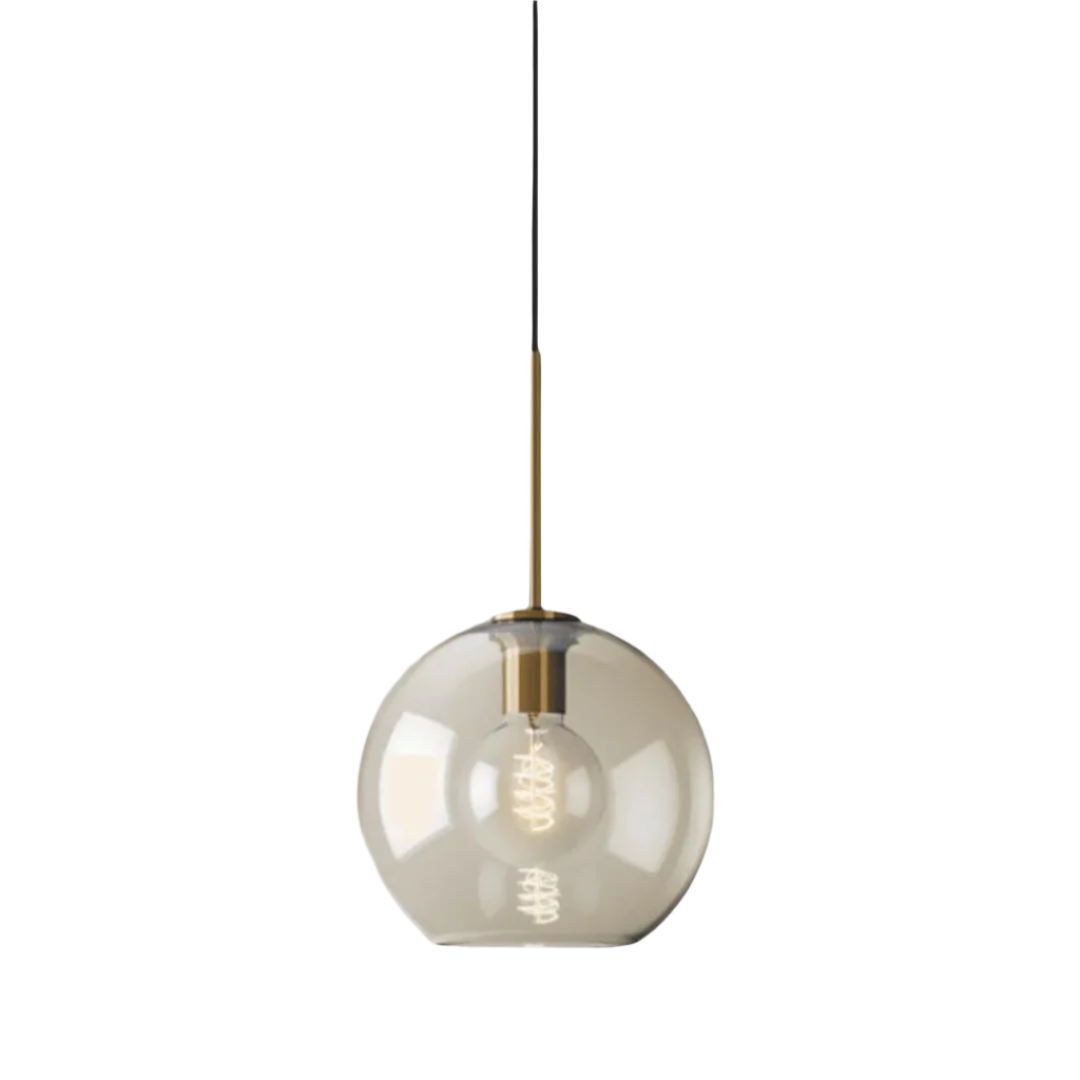 Moderne hanglamp van messing en glas met minimalistisch design