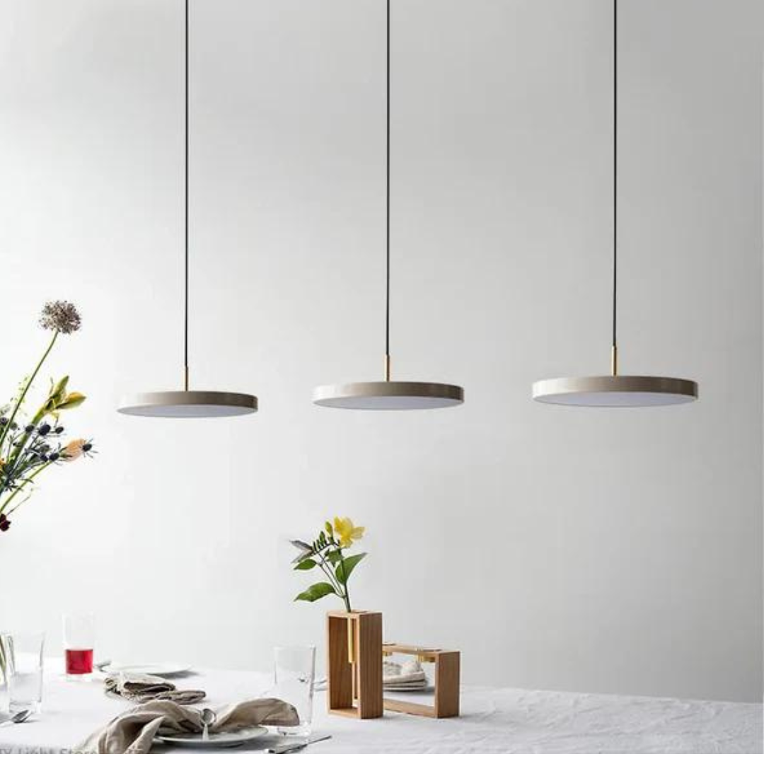 Scandinavische hanglamp met minimalistisch design en warme verlichting