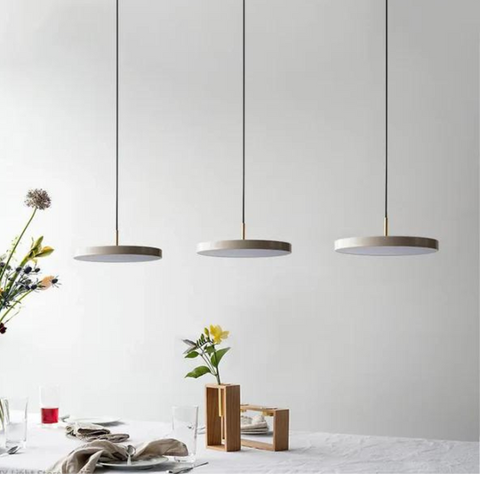 Scandinavische hanglamp met minimalistisch design en warme verlichting