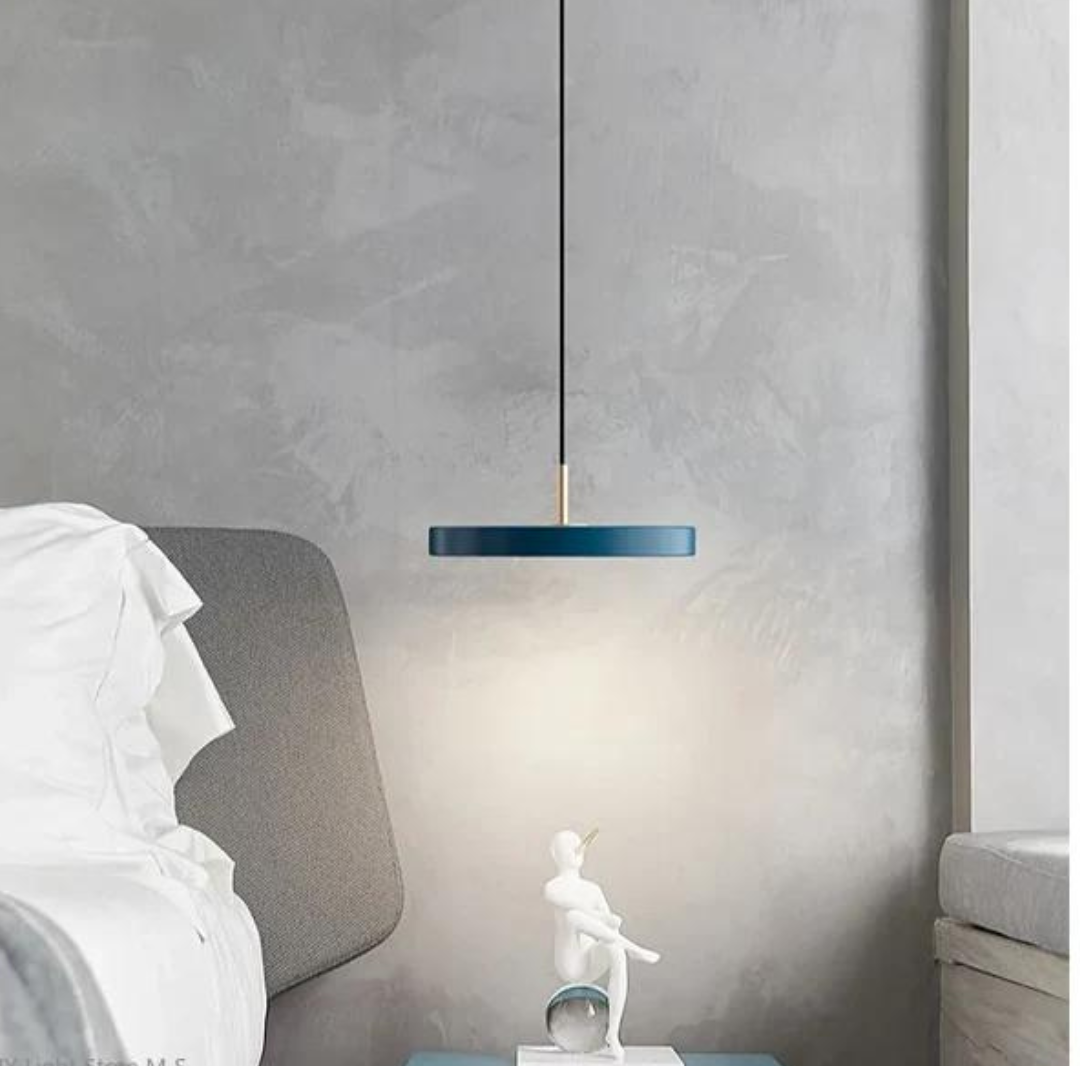 Scandinavische hanglamp met minimalistisch design en warme verlichting