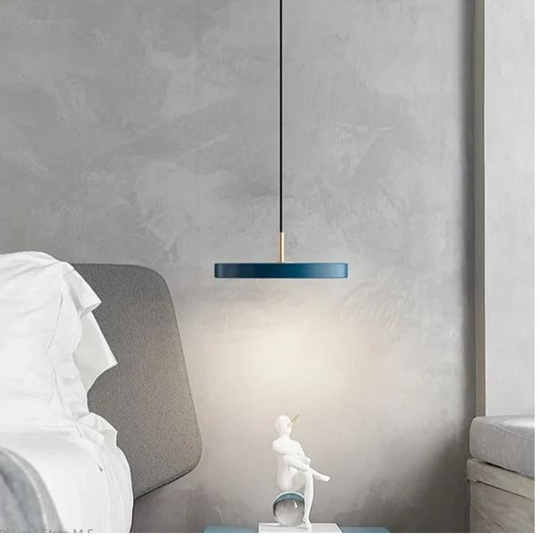 Scandinavische hanglamp met minimalistisch design en warme verlichting