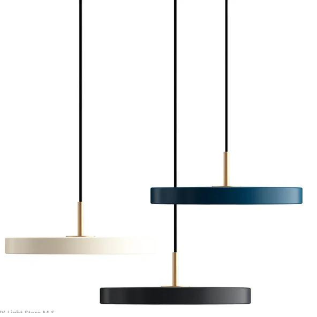 Scandinavische hanglamp met minimalistisch design en warme verlichting