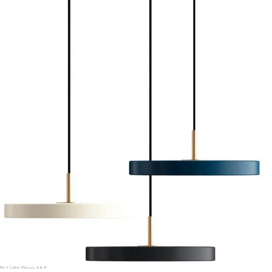 Scandinavische hanglamp met minimalistisch design en warme verlichting