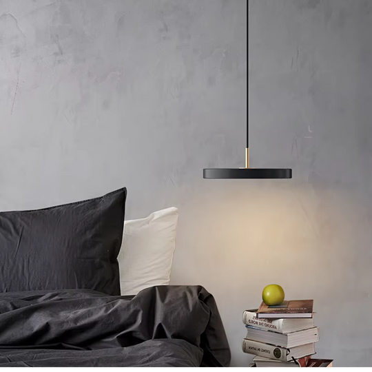 Scandinavische hanglamp met minimalistisch design en warme verlichting