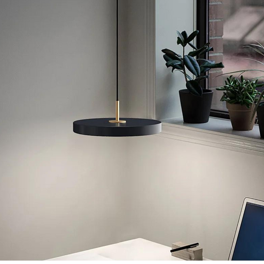 Scandinavische hanglamp met minimalistisch design en warme verlichting