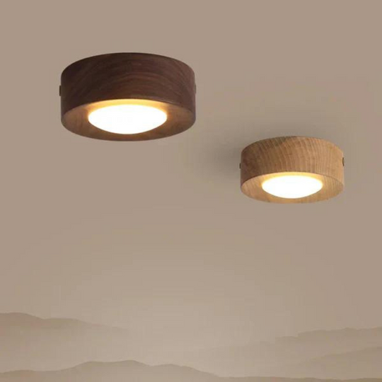 Moderne plafondlamp met walnoot of essen hout voor sfeervolle verlichting