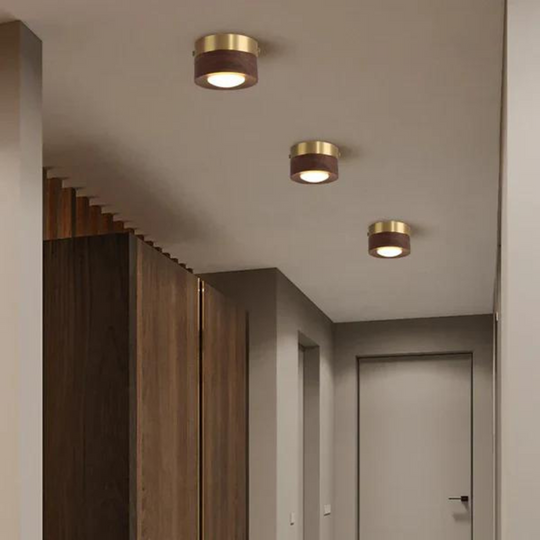 Moderne plafondlamp met walnoot of essen hout voor sfeervolle verlichting