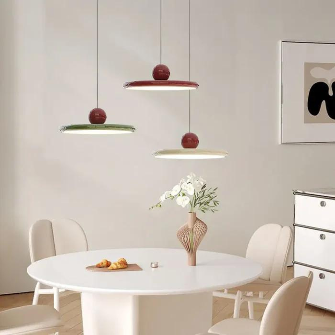 Moderne glazen hanglamp in Bauhaus stijl met speelse UFO-vorm