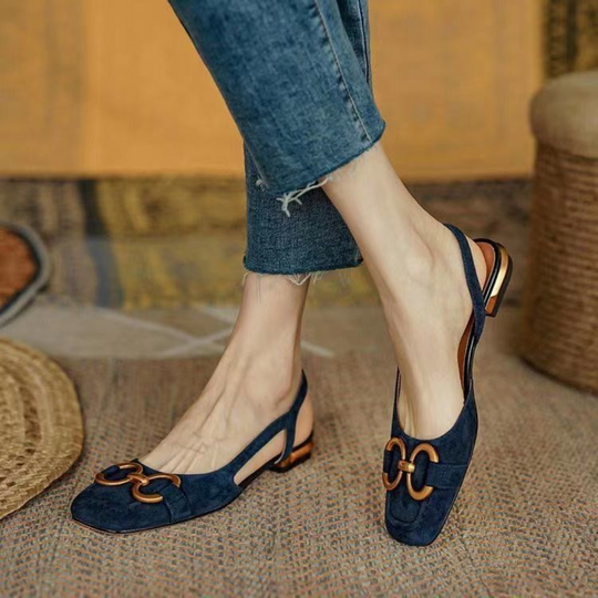 Elegante suède slingbacks met glamoureuze accenten