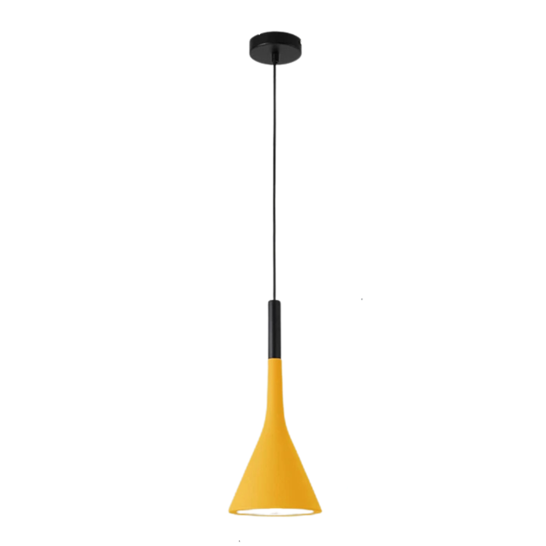 Elegante driehoekige hanglampen met modern design en warme verlichting