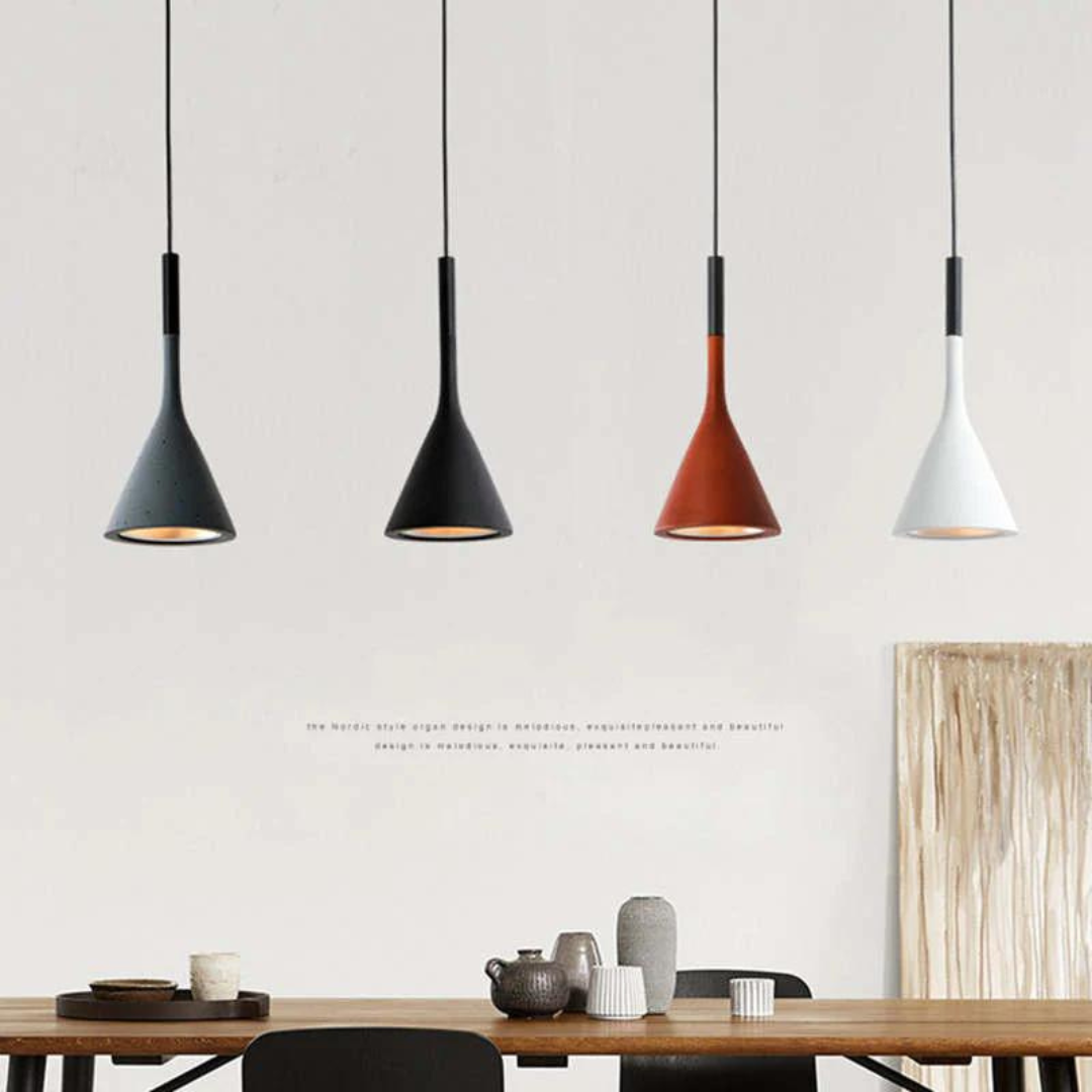 Elegante driehoekige hanglampen met modern design en warme verlichting