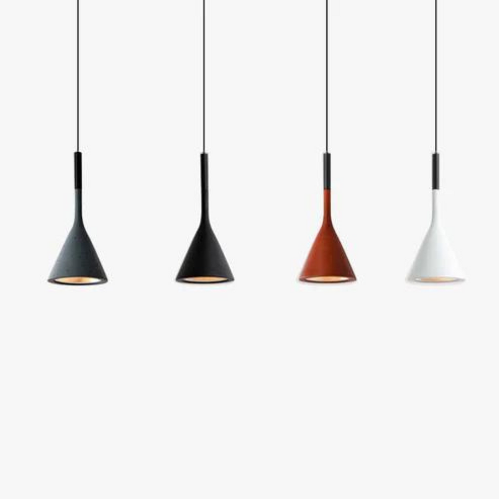 Elegante driehoekige hanglampen met modern design en warme verlichting