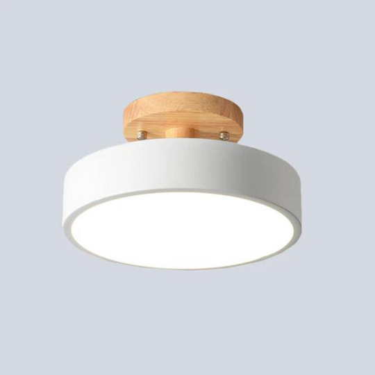 Scandinavische plafondlamp met houten details en energiezuinige LED-verlichting