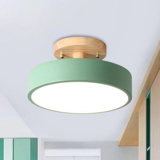 Scandinavische plafondlamp met houten details en energiezuinige LED-verlichting