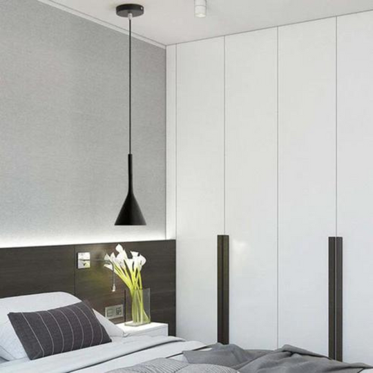 Elegante driehoekige hanglampen met modern design en warme verlichting