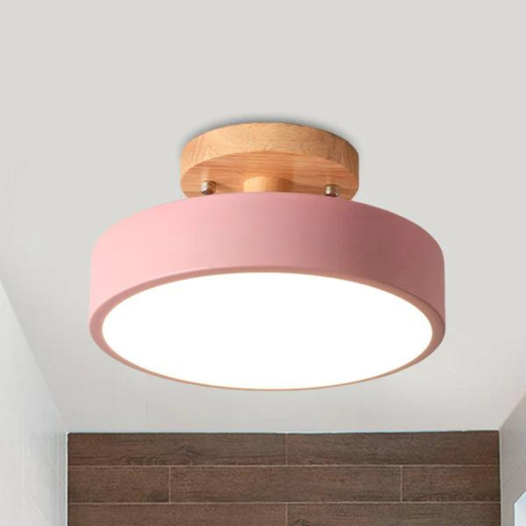 Scandinavische plafondlamp met houten details en energiezuinige LED-verlichting