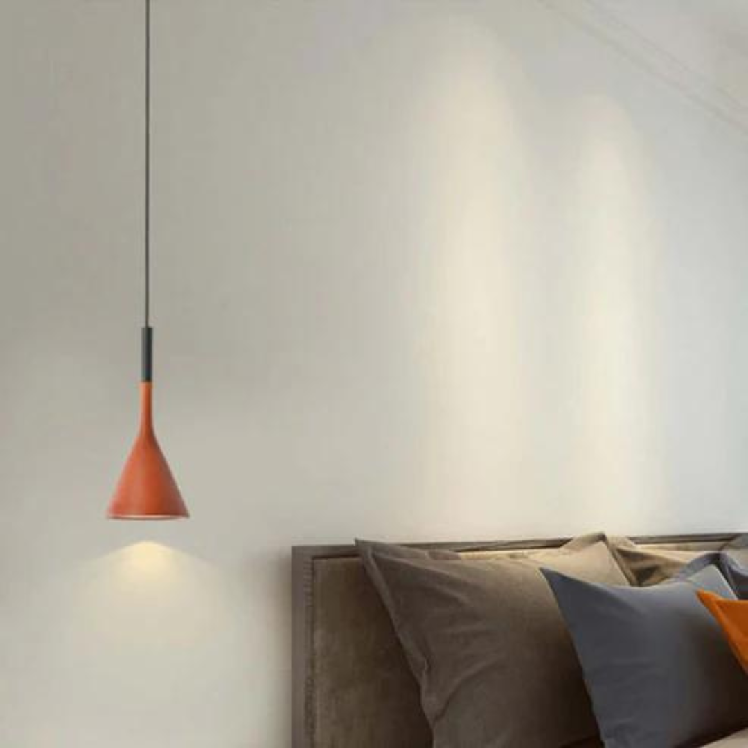 Elegante driehoekige hanglampen met modern design en warme verlichting