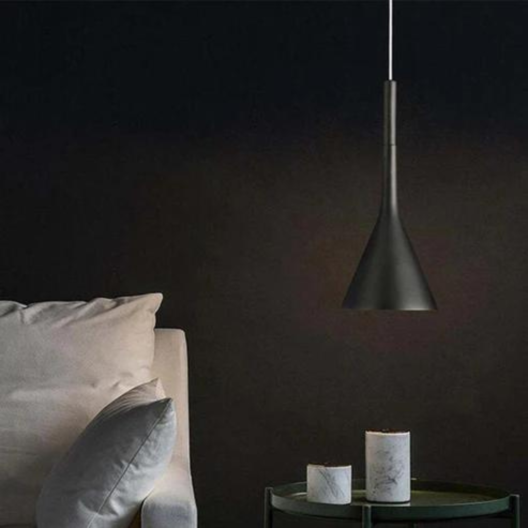 Elegante driehoekige hanglampen met modern design en warme verlichting