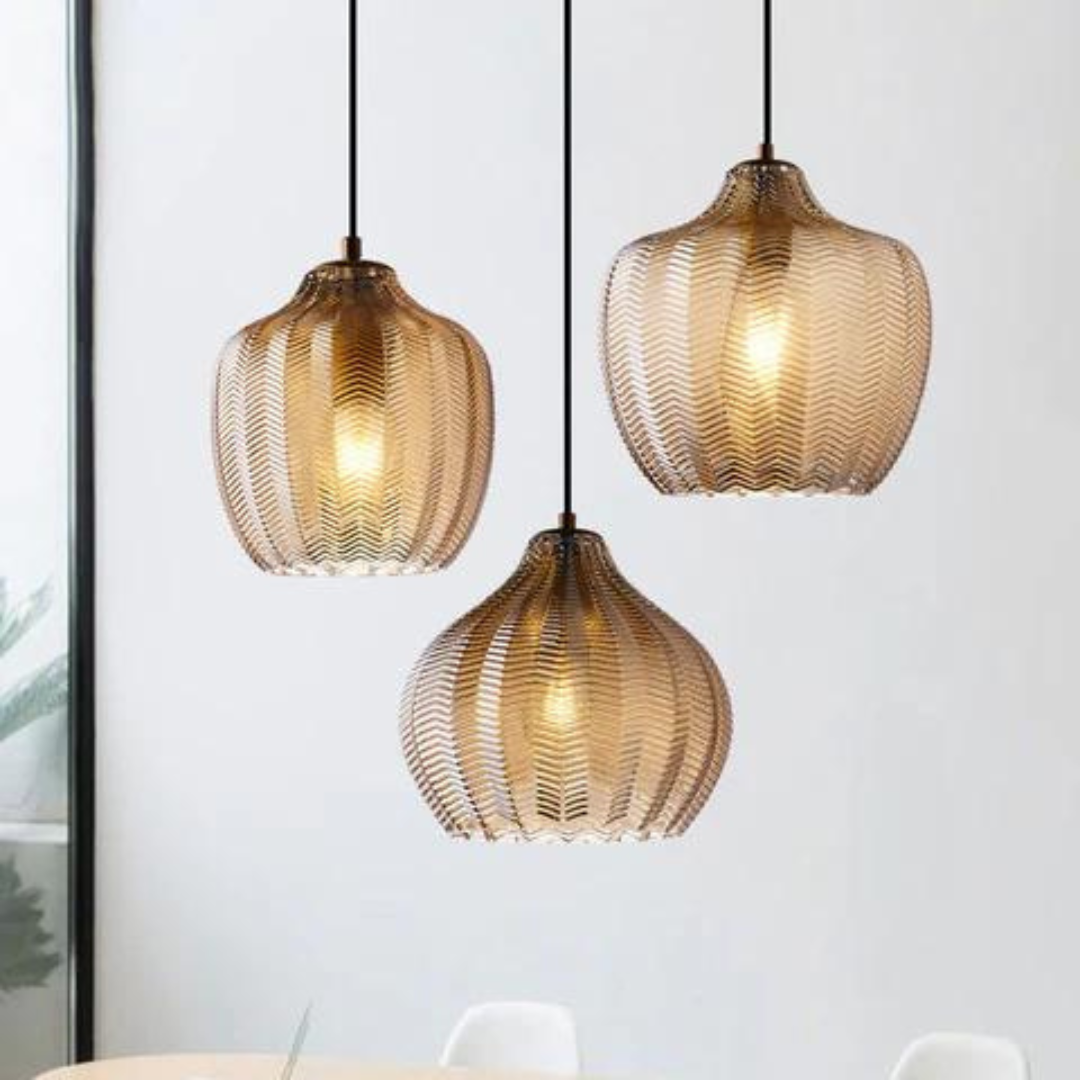 Moderne glazen hanglamp met Scandinavisch design voor sfeervolle verlichting